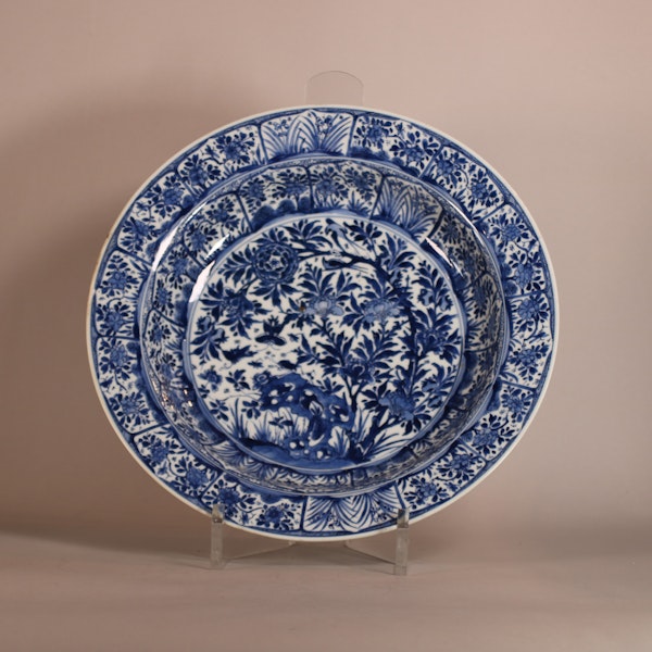 Pair of blue and white dishes, Kangxi (1662-1722) - image 2