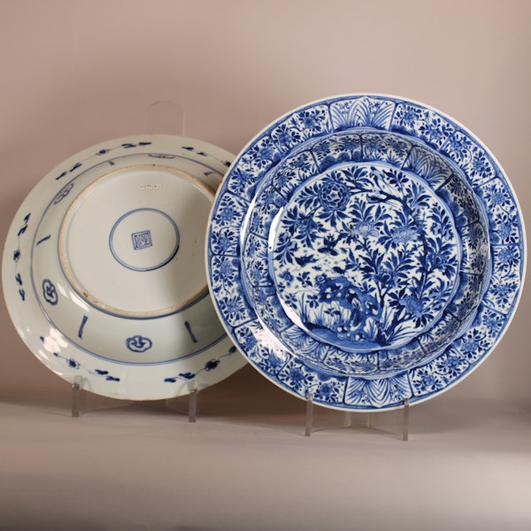 Pair of blue and white dishes, Kangxi (1662-1722) - image 1