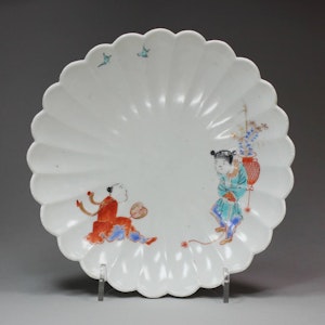 Japanese Kakiemon fluted 'two boys' saucer dish, 17th century