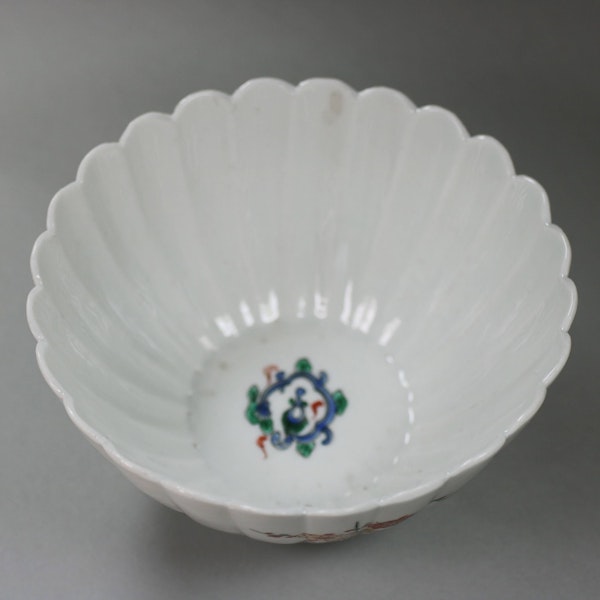 Small Japanese Kakiemon fluted bowl, 17th century - image 3