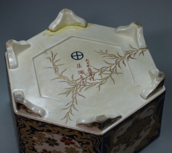 Japanese hexagonal Satsuma box and cover, c. 1900 - image 3