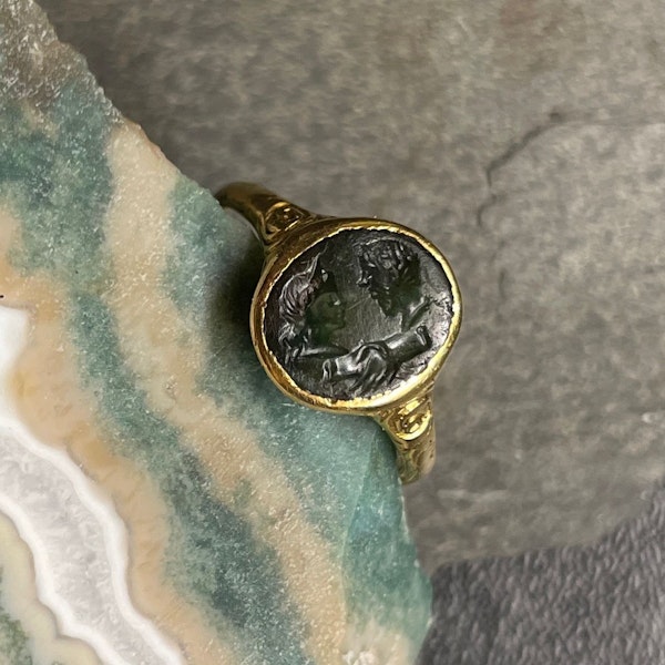Renaissance gold ring with an ancient plasma intaglio. German, late 16th century - image 8