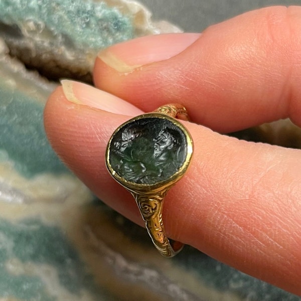 Renaissance gold ring with an ancient plasma intaglio. German, late 16th century - image 13