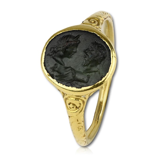 Renaissance gold ring with an ancient plasma intaglio. German, late 16th century - image 1