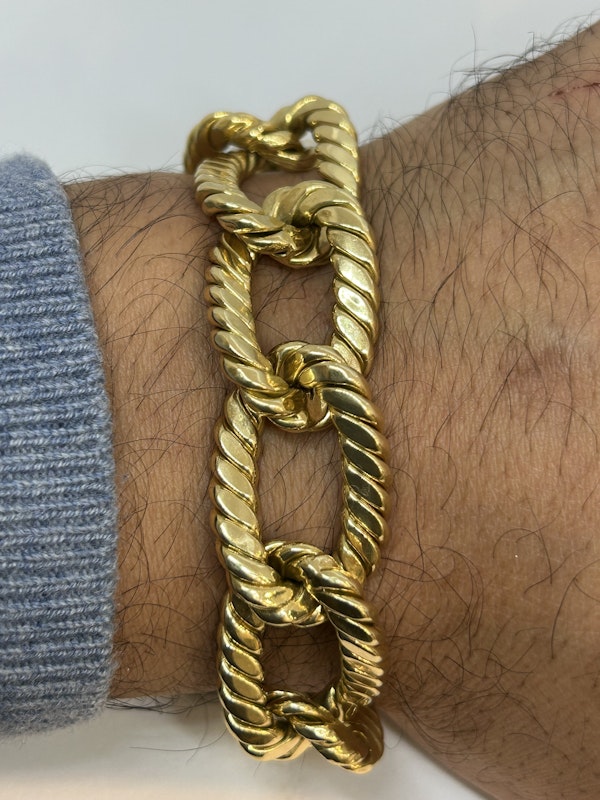 Stylish and chic 18ct gold bracelet at Deco&Vintage Ltd - image 5