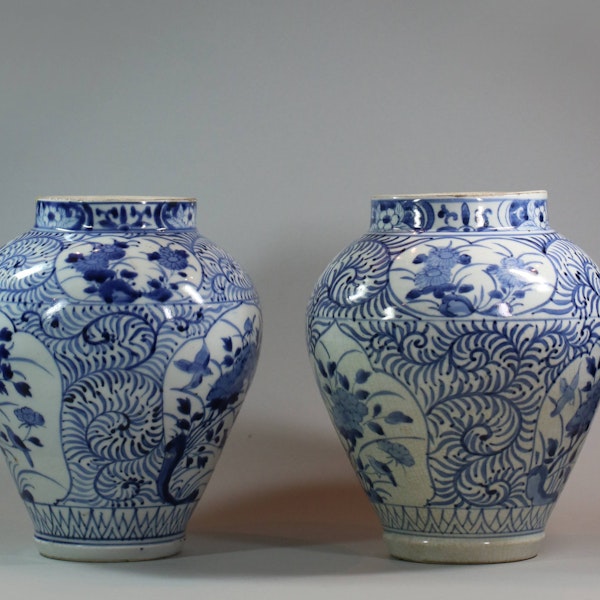 Pair of Japanese blue and white vases, c.1700 - image 6