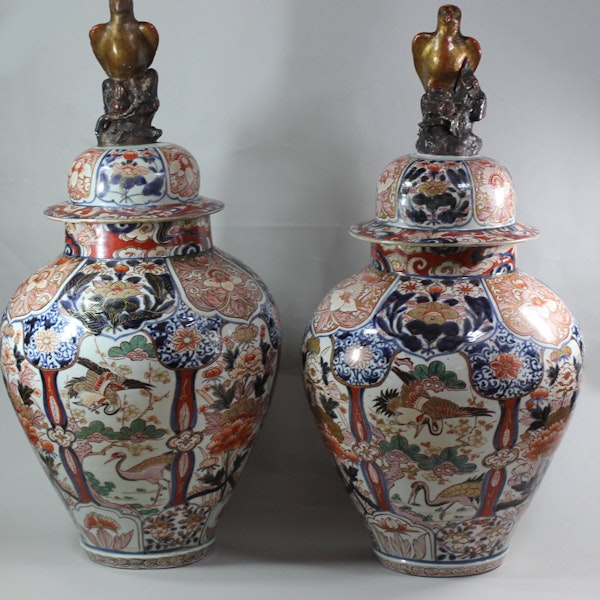 Pair of Japanese imari baluster jars and covers, circa 1700 - image 2