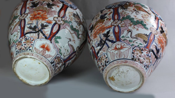 Pair of Japanese imari baluster jars and covers, circa 1700 - image 4