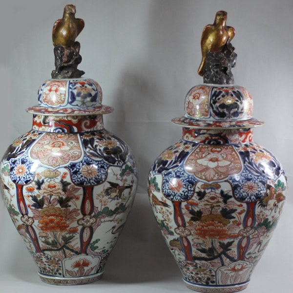 Pair of Japanese imari baluster jars and covers, circa 1700 - image 3