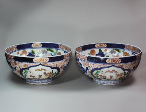 Pair of Japanese Imari bowls, early 18th century - image 1