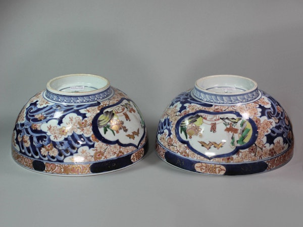 Pair of Japanese Imari bowls, early 18th century - image 3
