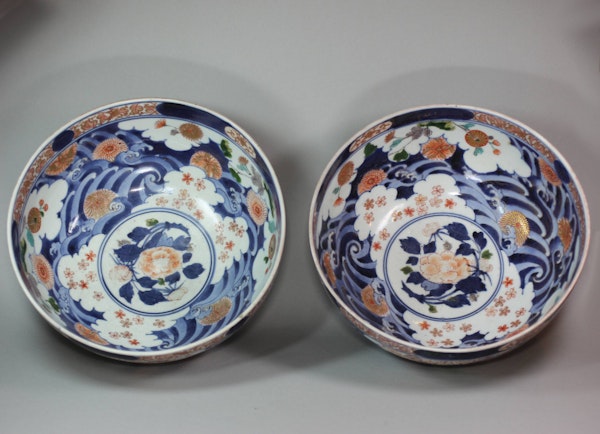 Pair of Japanese Imari bowls, early 18th century - image 2