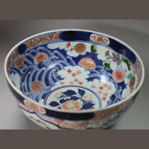 Pair of Japanese Imari bowls, early 18th century - image 9