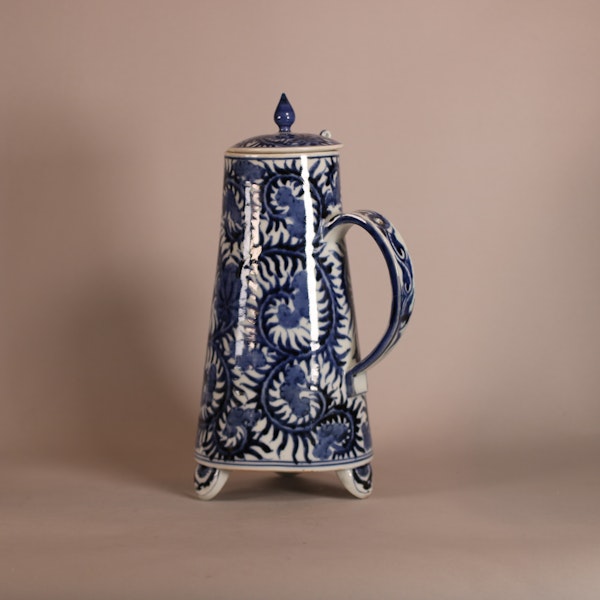 Japanese Arita blue and white coffee pot and cover, late 17th century - image 3