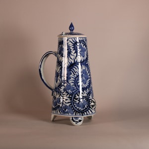 Japanese Arita blue and white coffee pot and cover, late 17th century