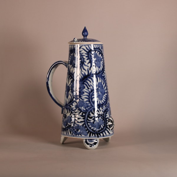 Japanese Arita blue and white coffee pot and cover, late 17th century - image 1