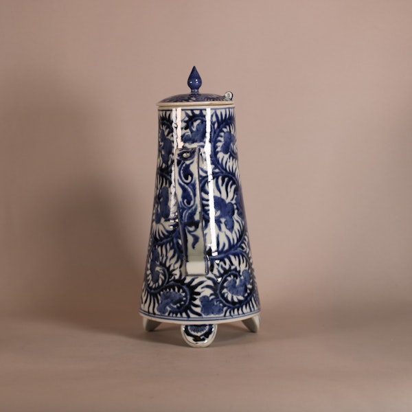 Japanese Arita blue and white coffee pot and cover, late 17th century - image 2