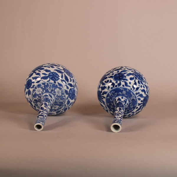 Near pair of Chinese blue and white bottle vases, Kangxi (1662-1722) - image 4