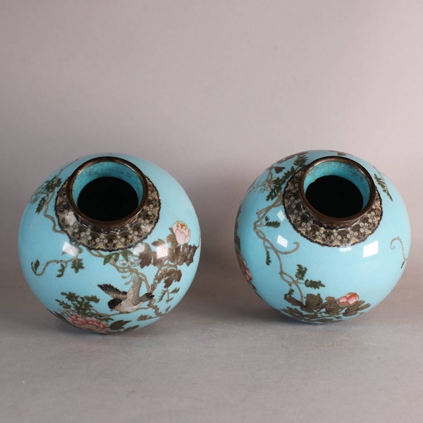 Pair of silver and copper wire cloisonné vases, Meiji (1868-1912), circa 1900 - image 4