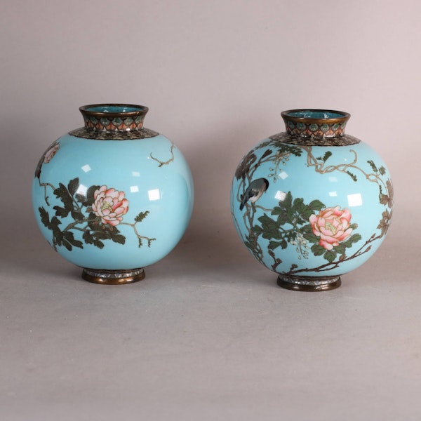 Pair of silver and copper wire cloisonné vases, Meiji (1868-1912), circa 1900 - image 2