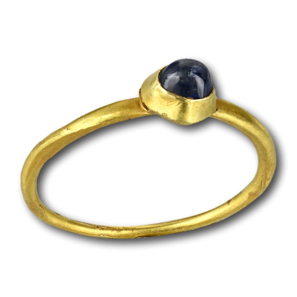 Medieval stirrup ring set with a cabochon sapphire. English, 13/14th century. - image 8