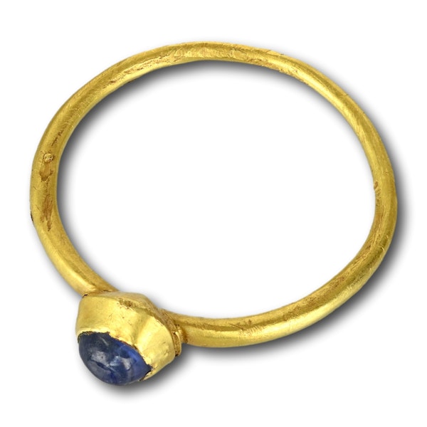 Medieval stirrup ring set with a cabochon sapphire. English, 13/14th century. - image 10