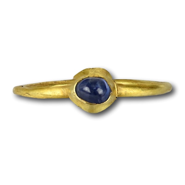 Medieval stirrup ring set with a cabochon sapphire. English, 13/14th century. - image 9