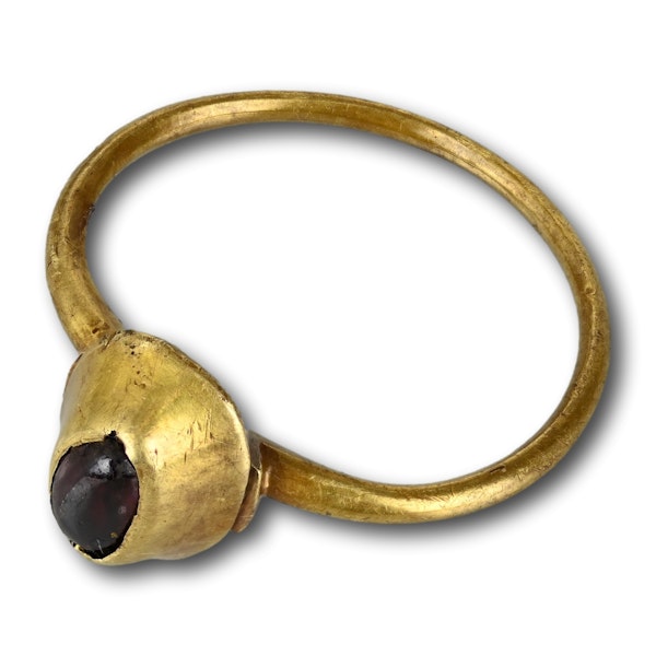 Medieval stirrup ring set with a cabochon garnet. English, 13/14th century. - image 5