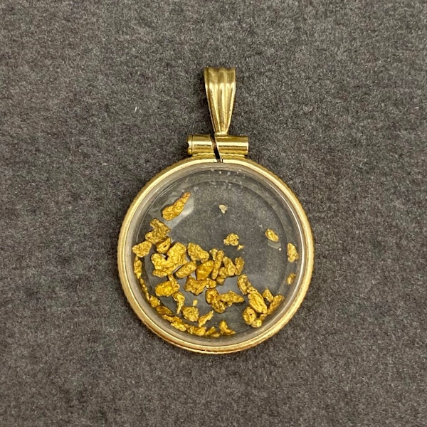 Charm locket in 9ct Gold & 24ct Gold date: vintage, Lilly's Attic since 2001 - image 2