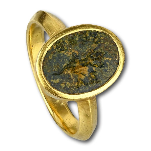 Gold ring with a magical jasper intaglio of a lizard. Roman, 2nd-3rd Century AD. - image 3