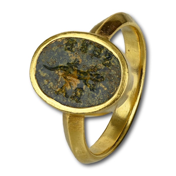Gold ring with a magical jasper intaglio of a lizard. Roman, 2nd-3rd Century AD. - image 1