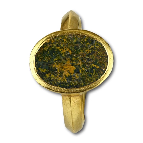 Gold ring with a magical jasper intaglio of a lizard. Roman, 2nd-3rd Century AD. - image 2