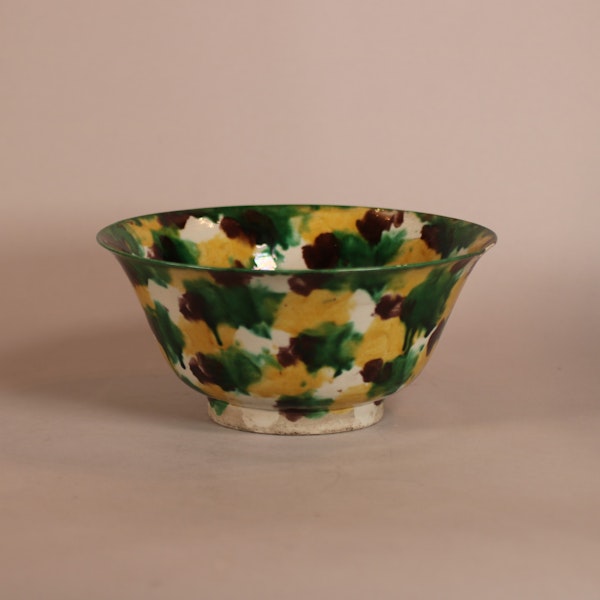 Brinjal bowl with wooden stand, Kangxi (1662-1722) - image 1