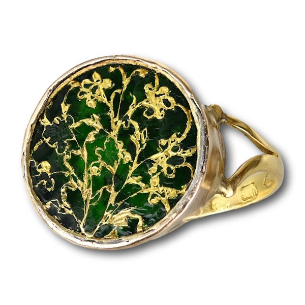 Gold ring set with a Thewa green glass plaque. English and Indian, 19th century. - image 3