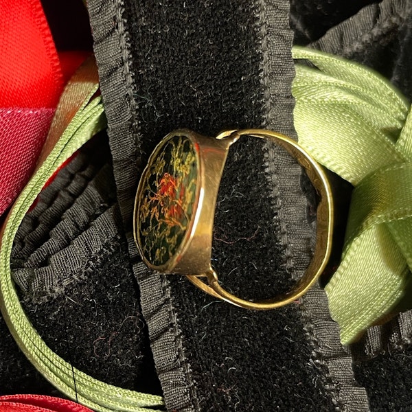 Gold ring set with a Thewa green glass plaque. English and Indian, 19th century. - image 12
