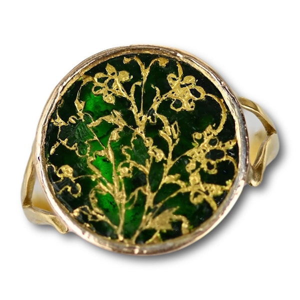 Gold ring set with a Thewa green glass plaque. English and Indian, 19th century. - image 1