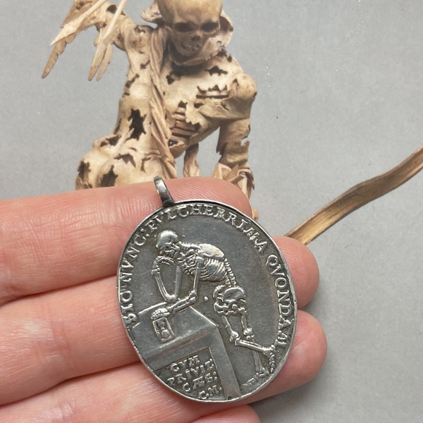 Silver vanitas medal with a skeleton & the bust of a woman. German, 17th century - image 7