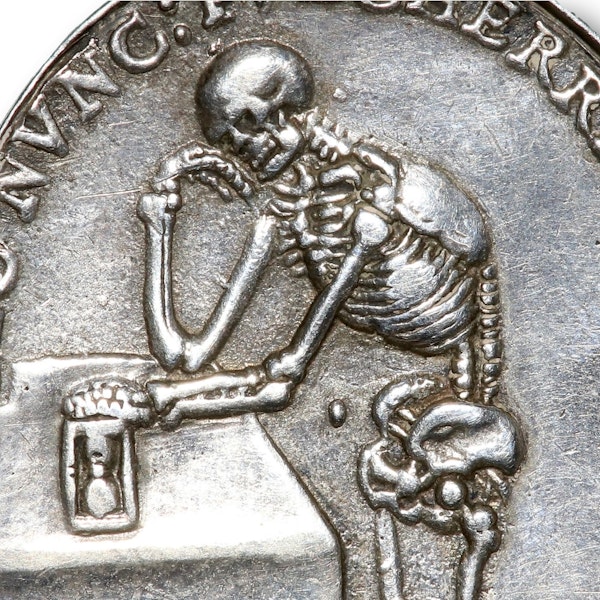 Silver vanitas medal with a skeleton & the bust of a woman. German, 17th century - image 3