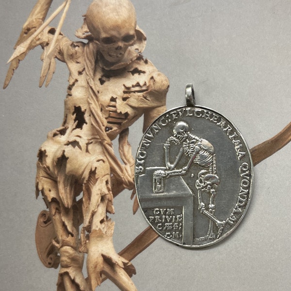 Silver vanitas medal with a skeleton & the bust of a woman. German, 17th century - image 5