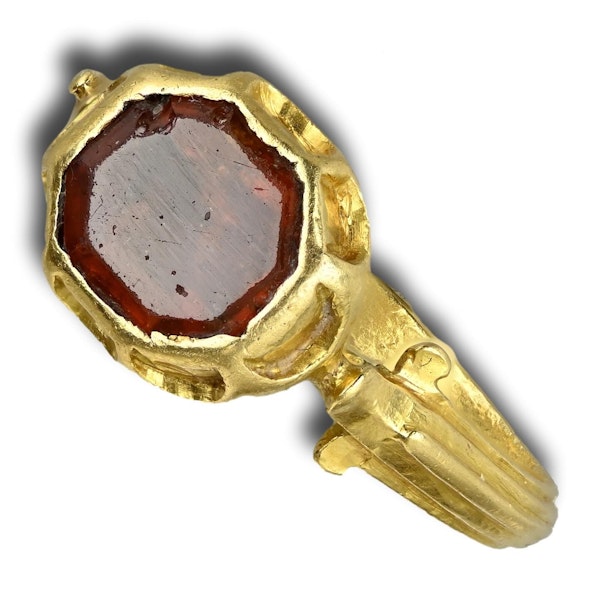 Renaissance gold ring with a hessonite garnet. Western Europe, 16th century. - image 7