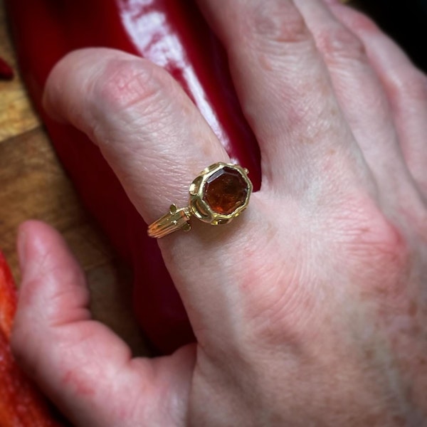 Renaissance gold ring with a hessonite garnet. Western Europe, 16th century. - image 10