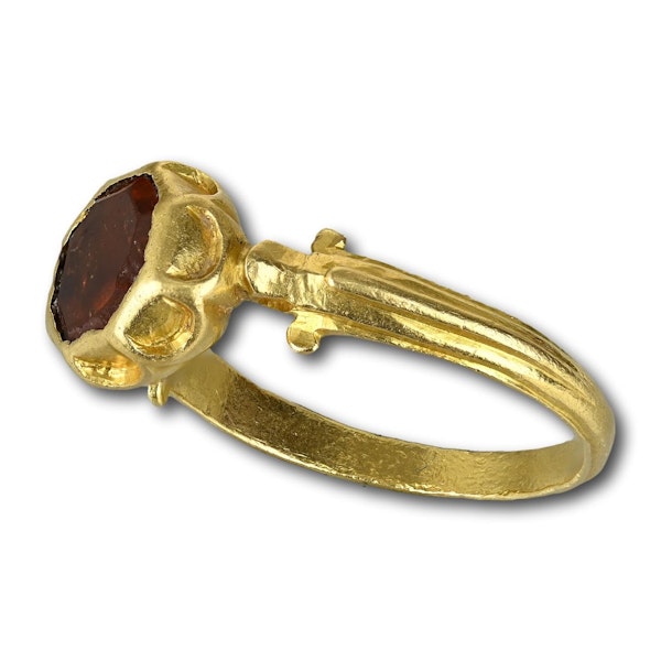 Renaissance gold ring with a hessonite garnet. Western Europe, 16th century. - image 2