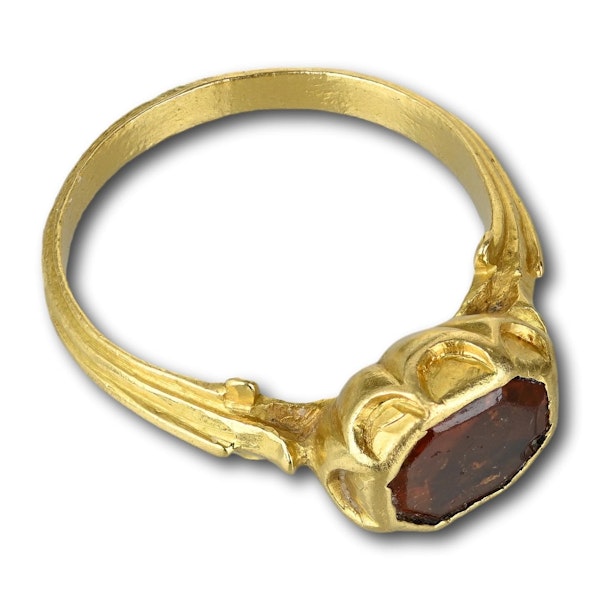 Renaissance gold ring with a hessonite garnet. Western Europe, 16th century. - image 9