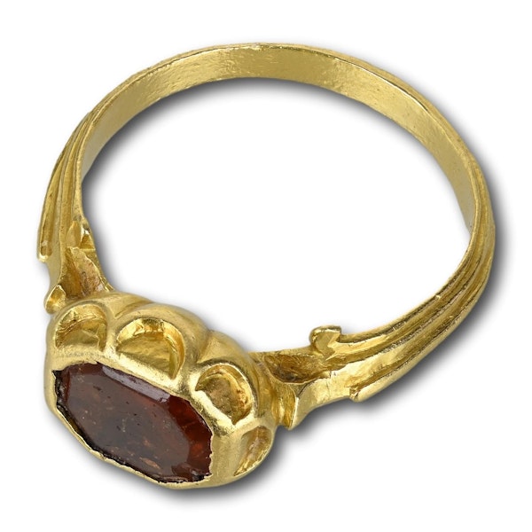 Renaissance gold ring with a hessonite garnet. Western Europe, 16th century. - image 3