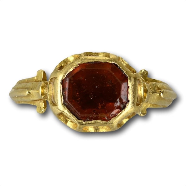 Renaissance gold ring with a hessonite garnet. Western Europe, 16th century. - image 8