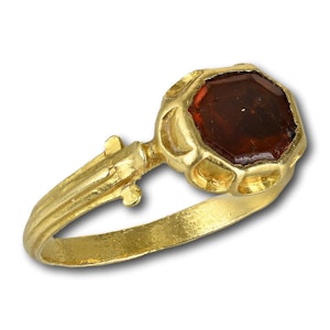Renaissance gold ring with a hessonite garnet. Western Europe, 16th century.