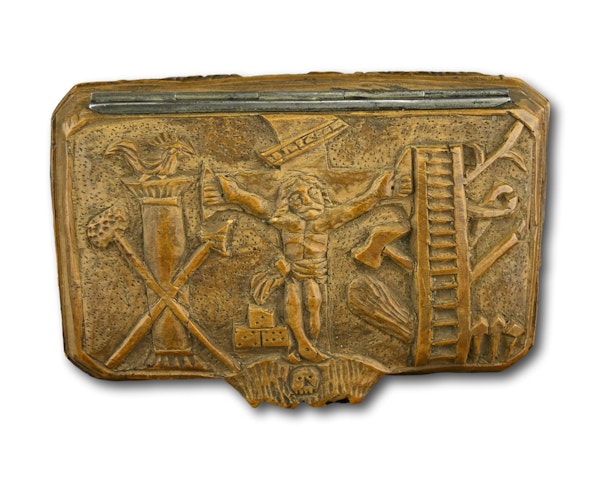 Boxwood snuff box carved with the crucifixion. German, 18th century. - image 2