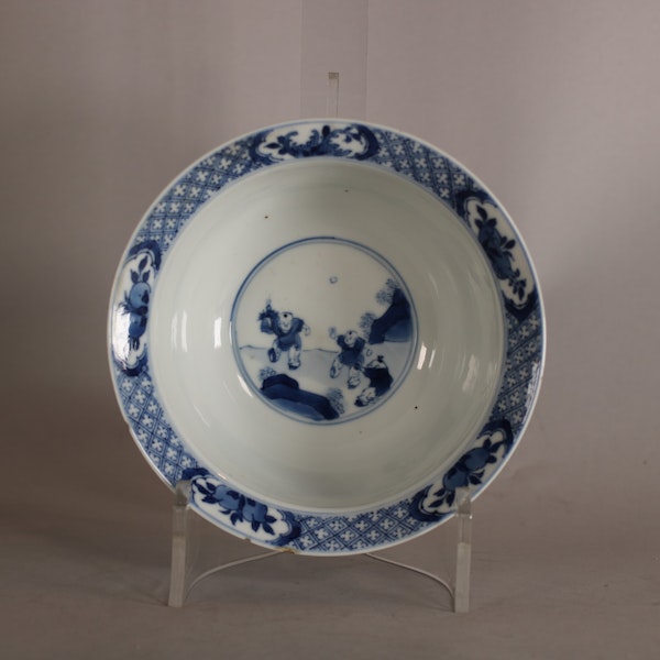 Chinese blue and white klapmutz bowl, Kangxi (1662-1722) - image 3
