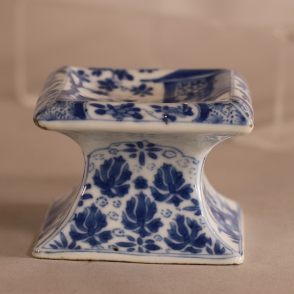 Chinese blue and white pedestal salt, Kangxi (1662-1722) - image 4