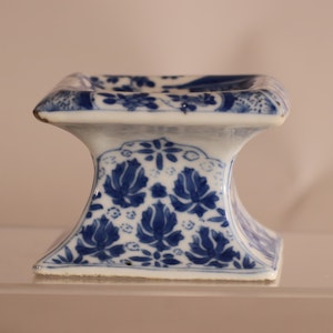Chinese blue and white pedestal salt, Kangxi (1662-1722)